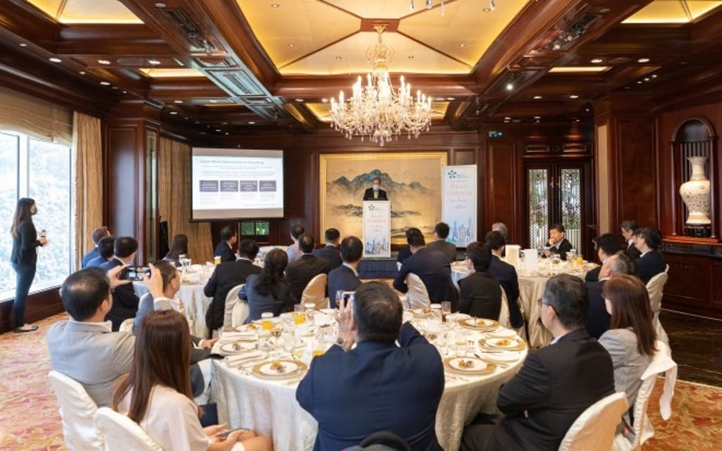 Government officials, C-level Executives, and top management of Hong Kong’s major players in the banking, building, real estate and utility sectors gathered at the Policy Luncheon to discuss green finance, carbon trading and related topics.